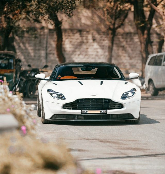 Aston Martin op de weg