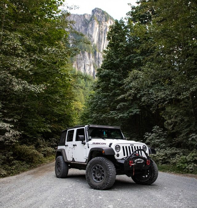 jeep in de bergen