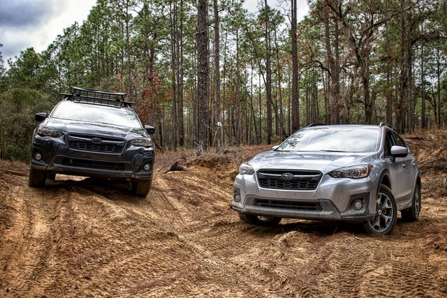 2 Subaru's in het zand
